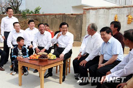 9月30日，中共中央總書記、國家主席、中央軍委主席胡錦濤到安徽農(nóng)村考察。這是胡錦濤在滁州市鳳陽縣小崗村村民關友江家院子裡同村民們親切交談，共商農(nóng)村改革發(fā)展大計。新華社記者鞠鵬攝