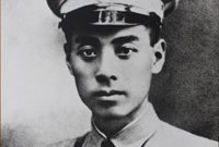 　　1924年周恩來回國，同年11月擔任國共兩黨合作創辦的黃埔軍校政治部主任。在黃埔軍校期間，創造性地開展工作，他建立的軍隊政治工作制度，為培養國共兩黨軍事人才，保証兩次東征和北伐的勝利發揮了重大作用。圖為：擔任黃埔軍校政治部主任的周恩來