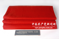 　　這條毛毯是周恩來在白區使用過的，1931年冬天，他將毛毯從上海帶到蘇區，后經過長征、抗日戰爭、解放戰爭，一直使用到新中國成立后。為減少磨損，鄧穎超親自為毛毯縫了布邊。圖為：周恩來在白區用過的毛毯
