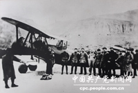 　　1936年12月12日，西安事變爆發。在民族危亡的關鍵時刻，周恩來根據黨中央的既定方針，前往西安，在極端復雜而艱難的環境中推動西安事變和平解決，促成了國共合作、團結抗日的新局面。圖為： 周恩來從西安回延安時毛澤東等到機場迎接