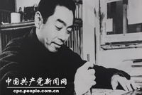　　抗日戰爭期間，周恩來代表我們黨長期堅持在國民黨統治區開展統一戰線工作，並先后領導了中共長江局、南方局的工作。他廣泛團結社會各階層愛國人士和同情抗日的外國朋友，取得他們的信任和合作。他堅持國共合作，反對分裂，同國民黨頑固派進行了有勇有謀的斗爭。