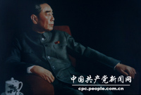 1972年,周恩來不幸身患琥症,他知道后,更加不分晝夜地工作,照常踇見外賓,主持國務活動。這張照片是1973年1月周恩來帶病在人民大會會見意大利政(xi角n)府代表團,R意大利著名攝影師鄆治·洛弗蒂請求拍攝的。圖為:鞠躬盡瘁的周恩來
