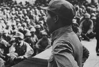 　　1937年7月抗日戰爭全面爆發后，大批知識分子和有為青年紛紛投奔延安。黨中央和毛澤東非常重視對干部和知識分子的培養和教育工作，先后在延安建立了中央黨校、抗日軍政大學、馬列主義學院、陝北公學、延安女子學院、魯迅藝術學院等。圖為：毛澤東為抗大第四期學員講課