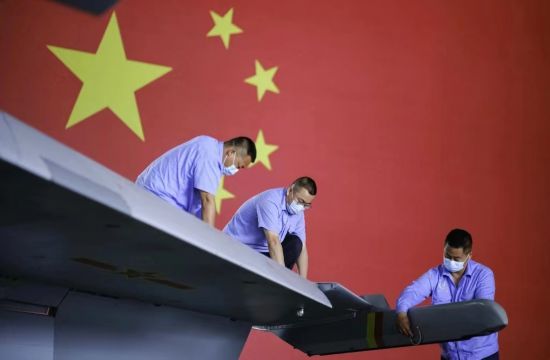 突擊隊的隊員為機翼做檢查。航空工業沈飛供圖