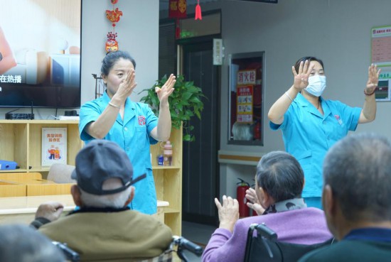 7月7日，在通海路街道綜合養老服務中心，護理員帶領老人做養身操。新華社記者 張子琪 攝