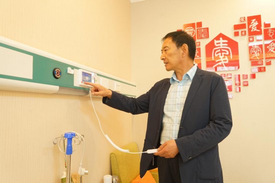 7月7日，在通海路街道綜合養老服務中心，運營部主任喇國忠在調試床頭的呼叫設備。新華社記者 張子琪 攝