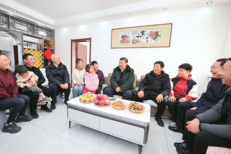 2025年1月22日至24日，中共中央總書記、國家主席、中央軍委主席習(xí)近平冒著嚴寒來到遼寧，看望慰問基層干部群眾。這是22日下午，習(xí)近平在葫蘆島市綏中縣明水滿族鄉(xiāng)祝家溝村考察時，同村民王寶維一家圍坐一起拉家常。 新華社記者 謝環(huán)馳/攝