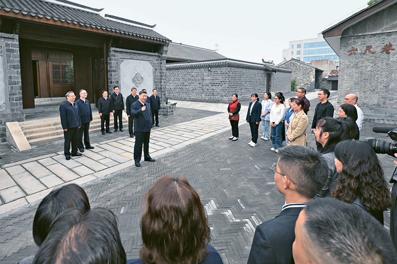 2024年10月17日至18日，中共中央總書記、國家主席、中央軍委主席習(xí)近平在安徽考察。這是17日下午，習(xí)近平在安慶桐城市六尺巷考察時，同當(dāng)?shù)鼐用窈陀慰陀H切交流。 新華社記者 申宏/攝
