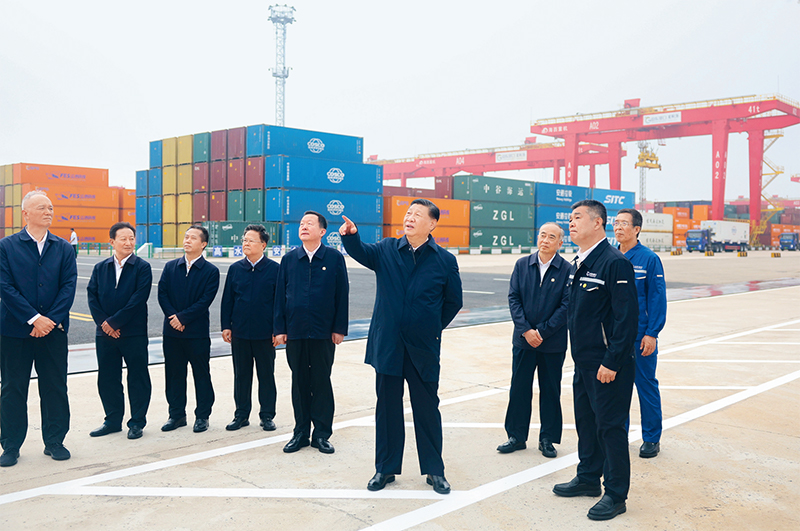 2024年5月22日至24日，中共中央總書記、國家主席、中央軍委主席習近平在山東考察。這是22日下午，習近平在日照港察看全自動化集裝箱碼頭作業場景。 新華社記者 鞠鵬/攝