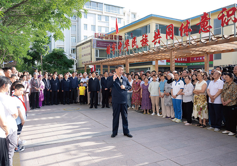 2024年6月19日至20日，中共中央總書記、國家主席、中央軍委主席習近平在寧夏考察。這是19日下午，習近平在銀川市金鳳區長城花園社區考察時，同社區居民親切交流。 新華社記者 謝環馳/攝