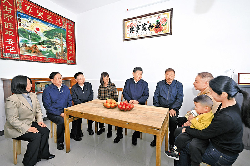 2024年11月4日至6日，中共中央總書記、國家主席、中央軍委主席習近平在湖北考察。這是5日上午，習近平在咸寧市嘉魚縣潘家灣鎮四邑村村民熊成龍家，同一家人圍坐在一起拉家常。 新華社記者 燕雁/攝
