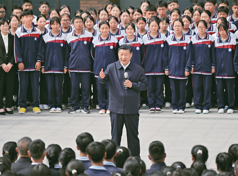 2024年6月18日至19日，中共中央總書記、國家主席、中央軍委主席習近平在青?？疾?。這是18日下午，習近平在果洛西寧民族中學考察時，同師生們親切交流。 新華社記者 岳月偉/攝